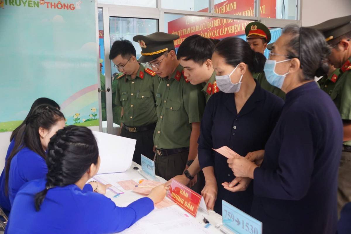 Chủ tịch UBND TP. Hồ Chí Minh cùng cử tri phường Xuân Hòa dự ngày hội bầu cử