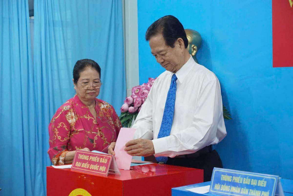 nguyên Ủy viên Bộ Chính trị, nguyên Thủ tướng Chính phủ Nguyễn Tân Dũng bỏ phiếu bầu cử.