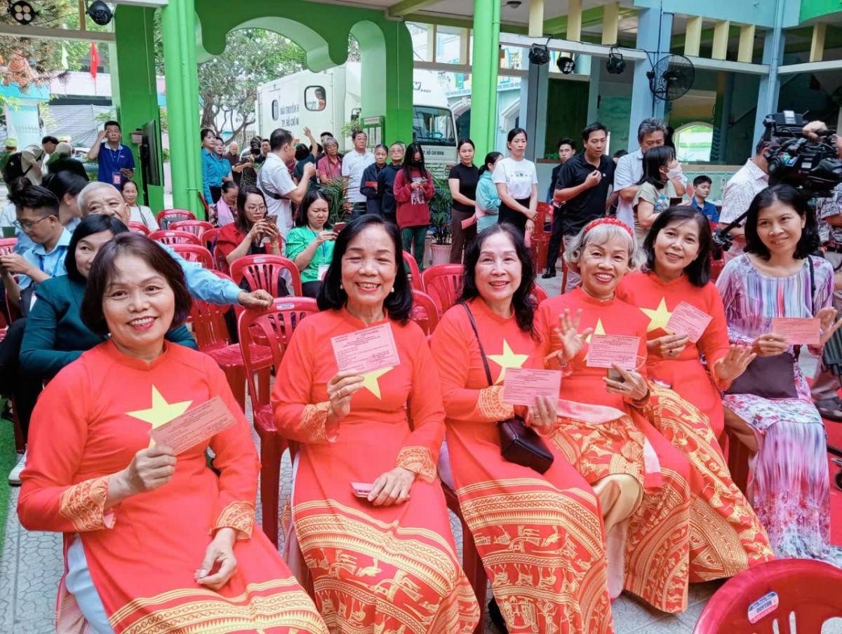 Chủ tịch UBND TP. Hồ Chí Minh cùng cử tri phường Xuân Hòa dự ngày hội bầu cử