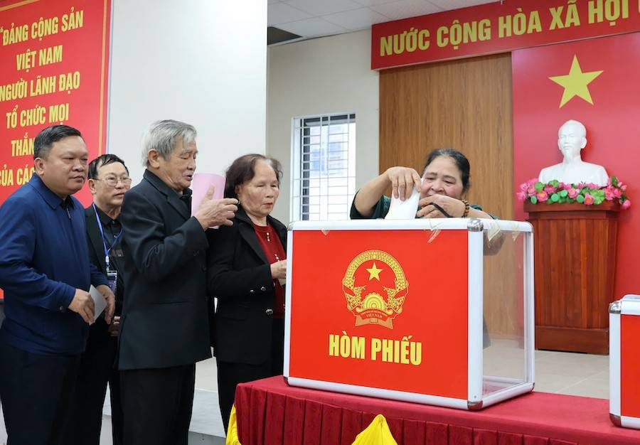 Cử tri Phường Thành Sen (Hà Tĩnh) tham gia bầu cử từ sáng sơm