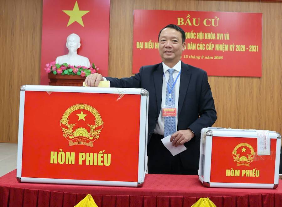 Ông Phan Thiên Định – Chủ tịch UBND tỉnh Hà Tĩnh thực hiện quyền cử tri của mình