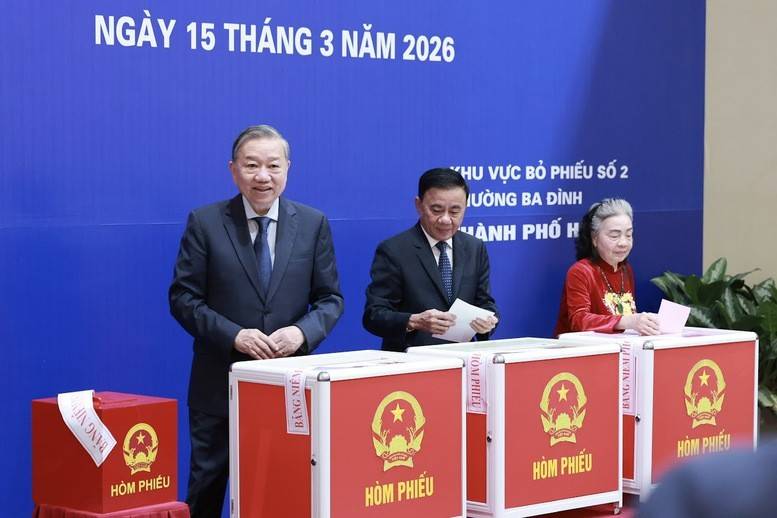 Tổng Bí thư Tô Lâm thực hiện quyền và nghĩa vụ công dân - Ảnh: VGP/Nhật Bắc