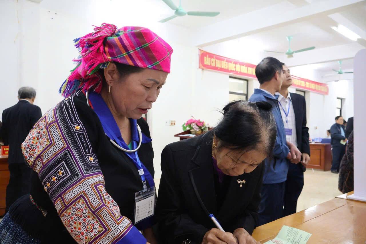 Phát huy hiệu quả công tác dân vận, đồng bào vùng cao Mù Cang Chải nô nức đi bầu cử