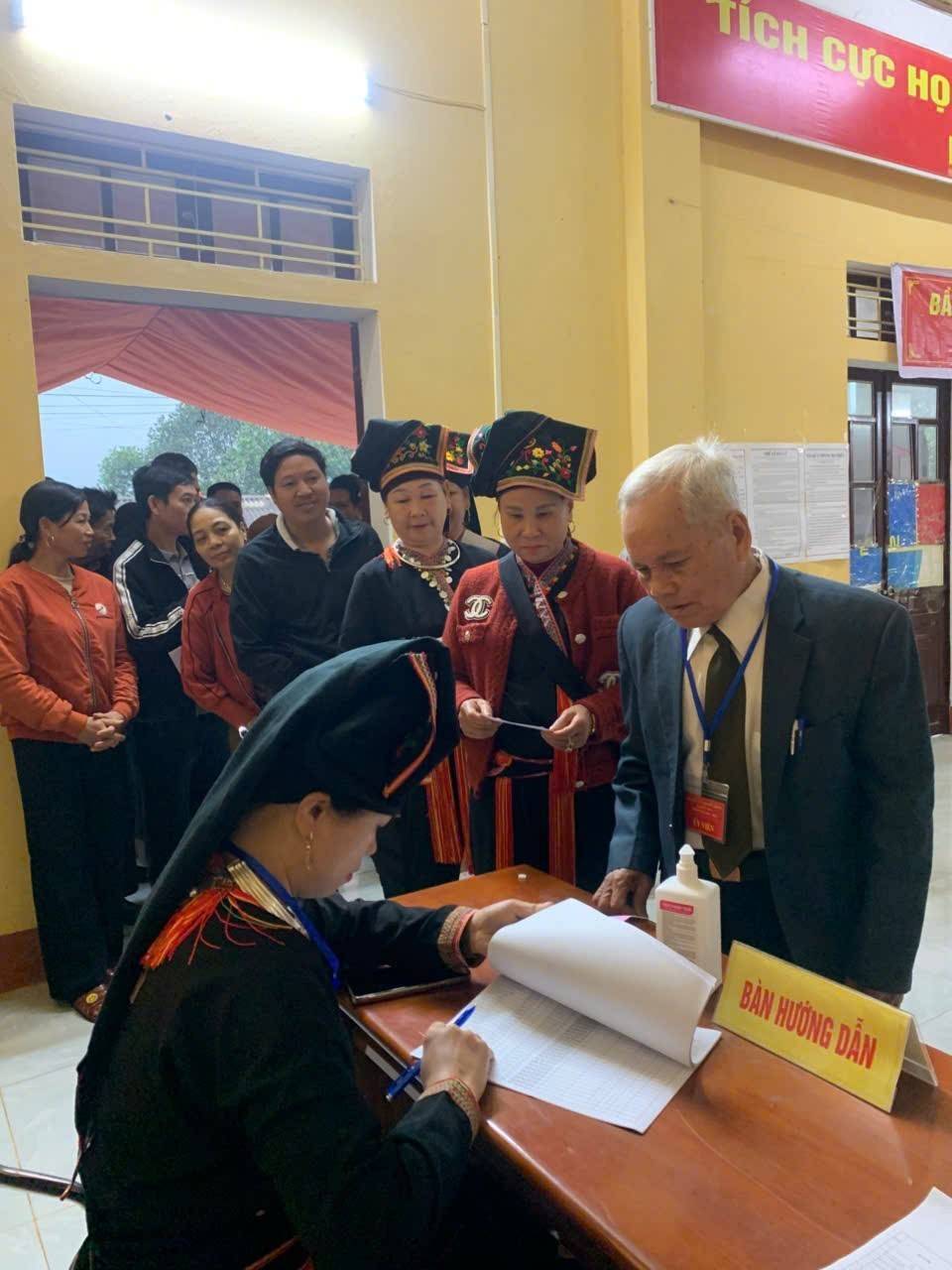 Làm tốt công tác dân vận giúp xã Mỏ Vàng hoàn thành bầu cử sớm với 100% cử tri tham gia