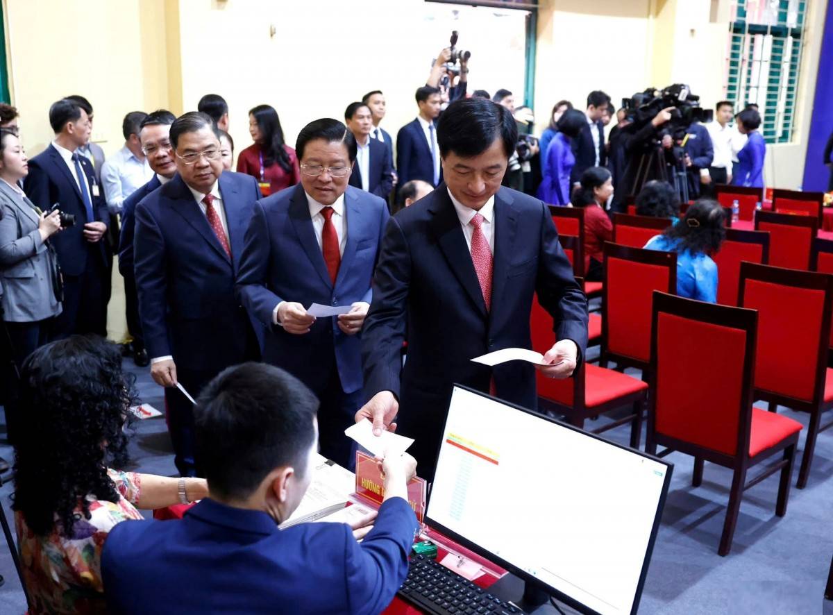 Bí thư Thành ủy Hà Nội Nguyễn Duy Ngọc dự lễ khai mạc và bỏ phiếu bầu cử tại phường Ba Đình