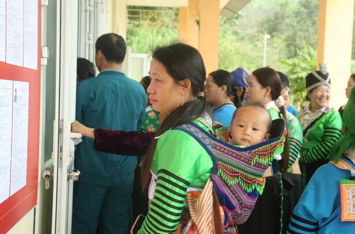 Địu con đến điểm bầu cử - hình ảnh đẹp ở vùng cao xứ Thanh