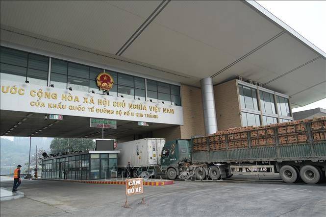Xe hàng thông quan qua cửa khẩu đường bộ Quốc tế Kim Thành - Lào Cai  (Ảnh: Hồng Ninh/TTXVN).