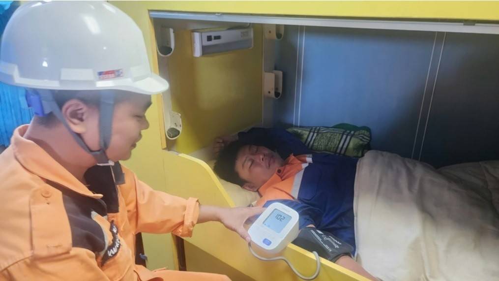 Thuyền viên được chăm sóc y tế sau giải cứu.