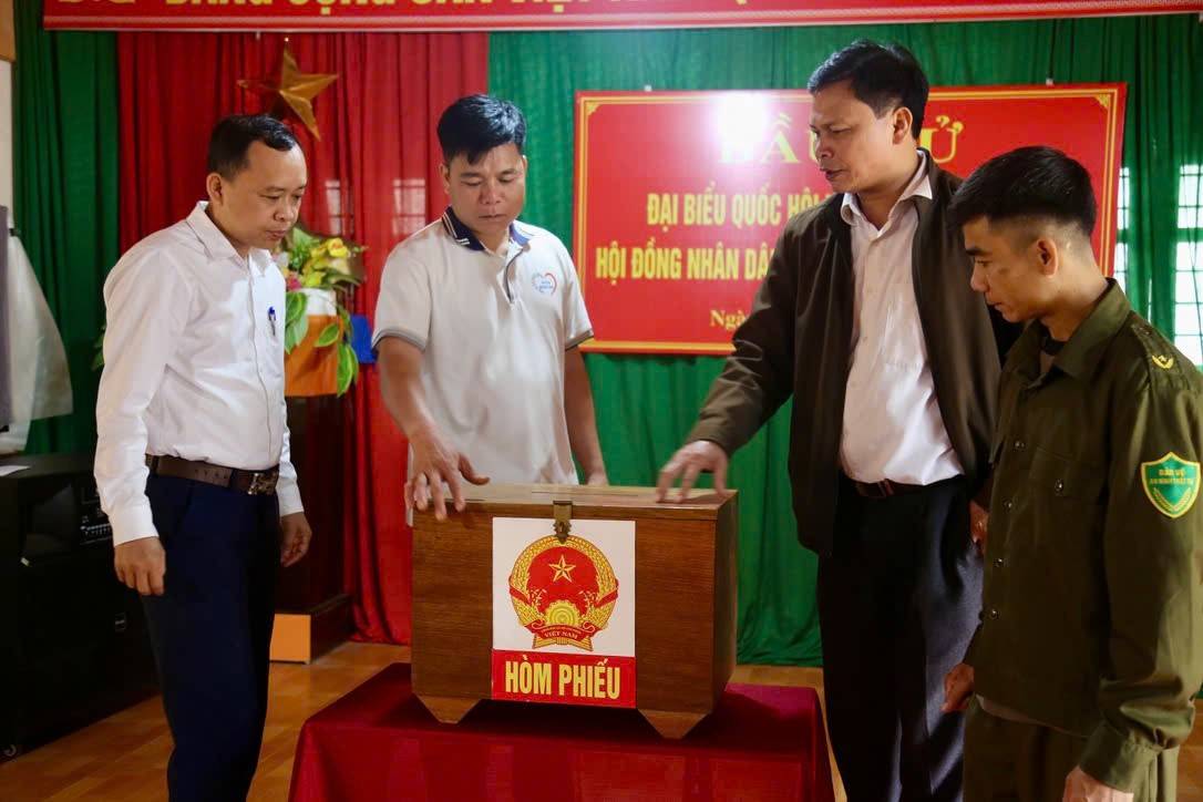 Địu con đến điểm bầu cử - hình ảnh đẹp ở vùng cao xứ Thanh