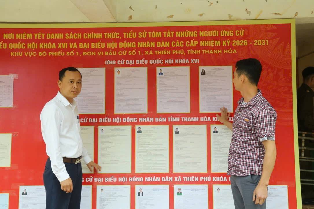 Địu con đến điểm bầu cử - hình ảnh đẹp ở vùng cao xứ Thanh