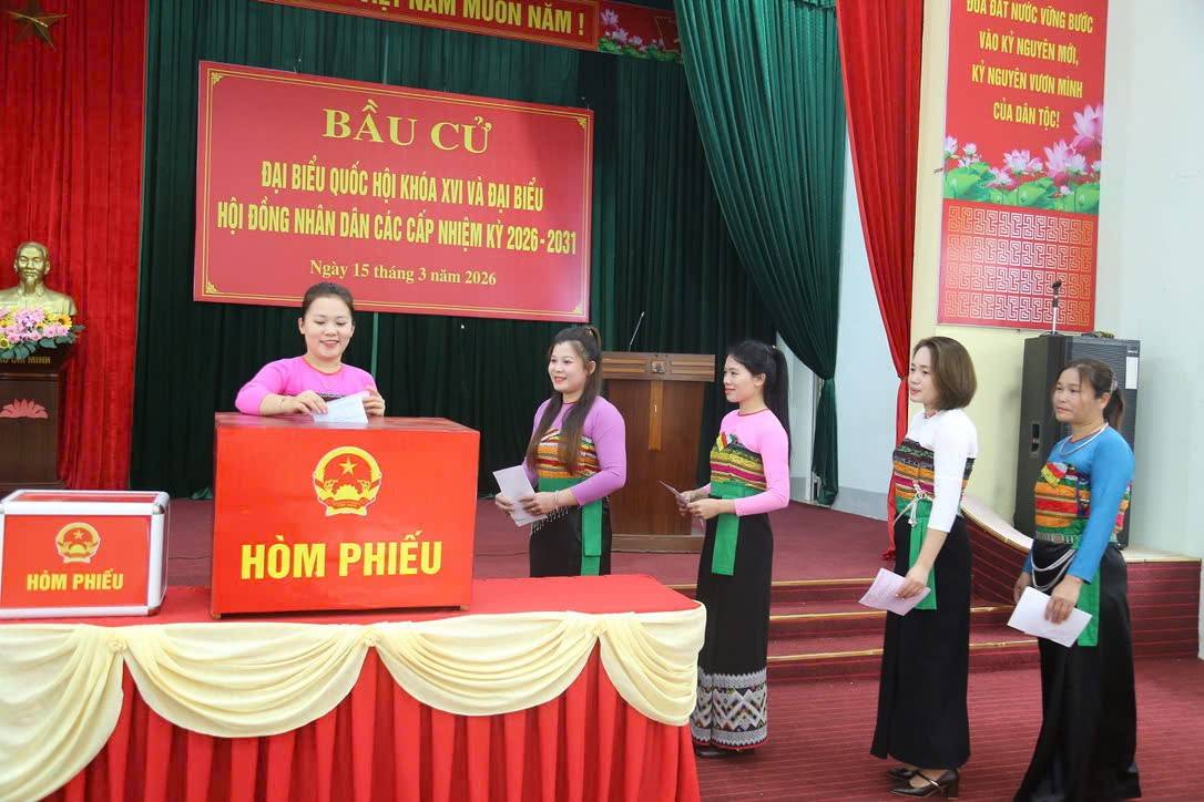 Địu con đến điểm bầu cử - hình ảnh đẹp ở vùng cao xứ Thanh