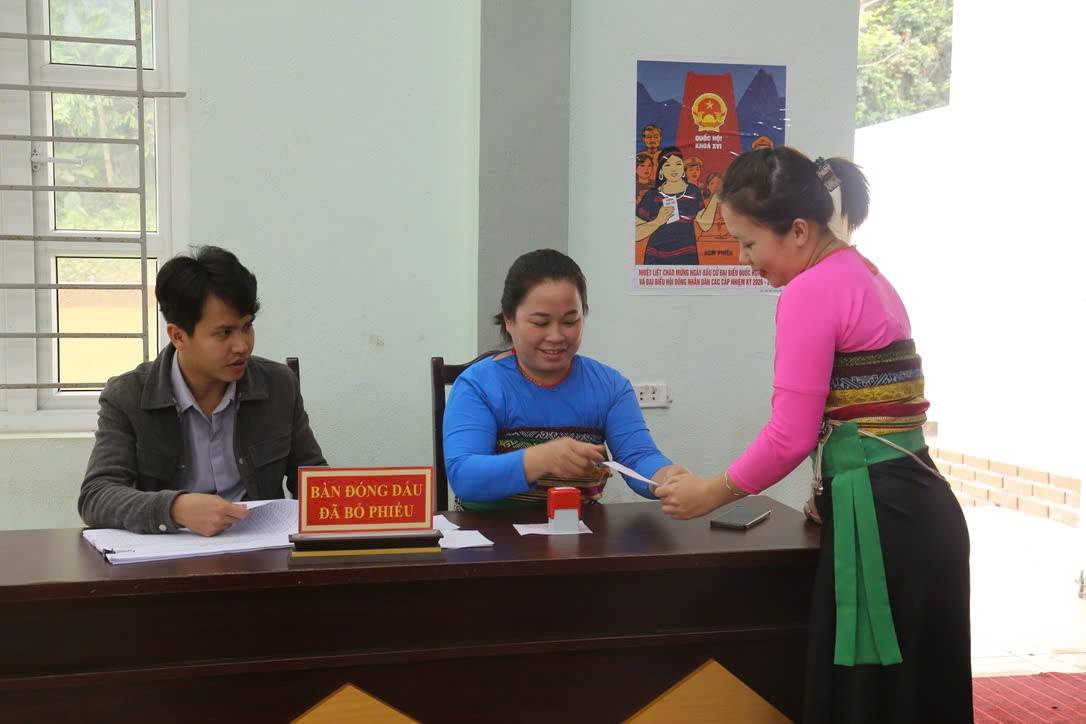 Địu con đến điểm bầu cử - hình ảnh đẹp ở vùng cao xứ Thanh