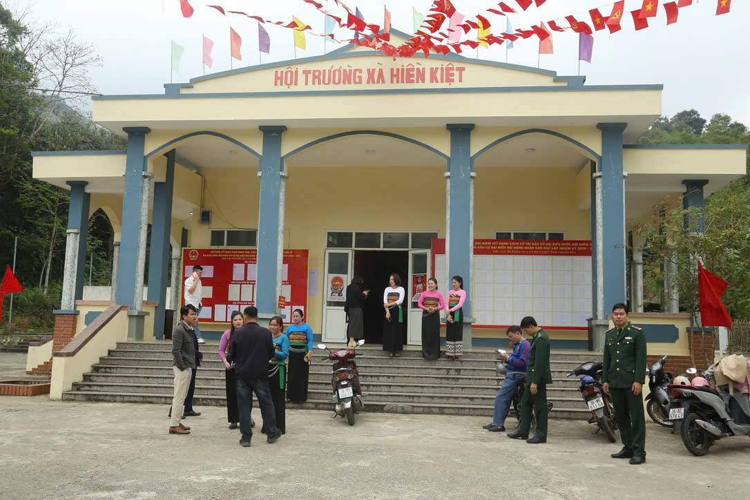 Địu con đến điểm bầu cử - hình ảnh đẹp ở vùng cao xứ Thanh