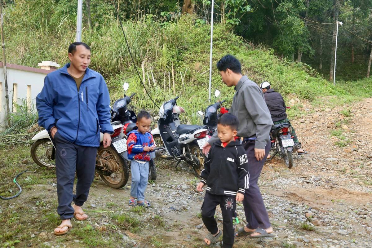 Địu con đến điểm bầu cử - hình ảnh đẹp ở vùng cao xứ Thanh