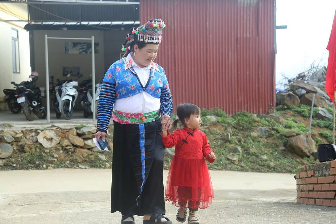 Địu con đến điểm bầu cử - hình ảnh đẹp ở vùng cao xứ Thanh