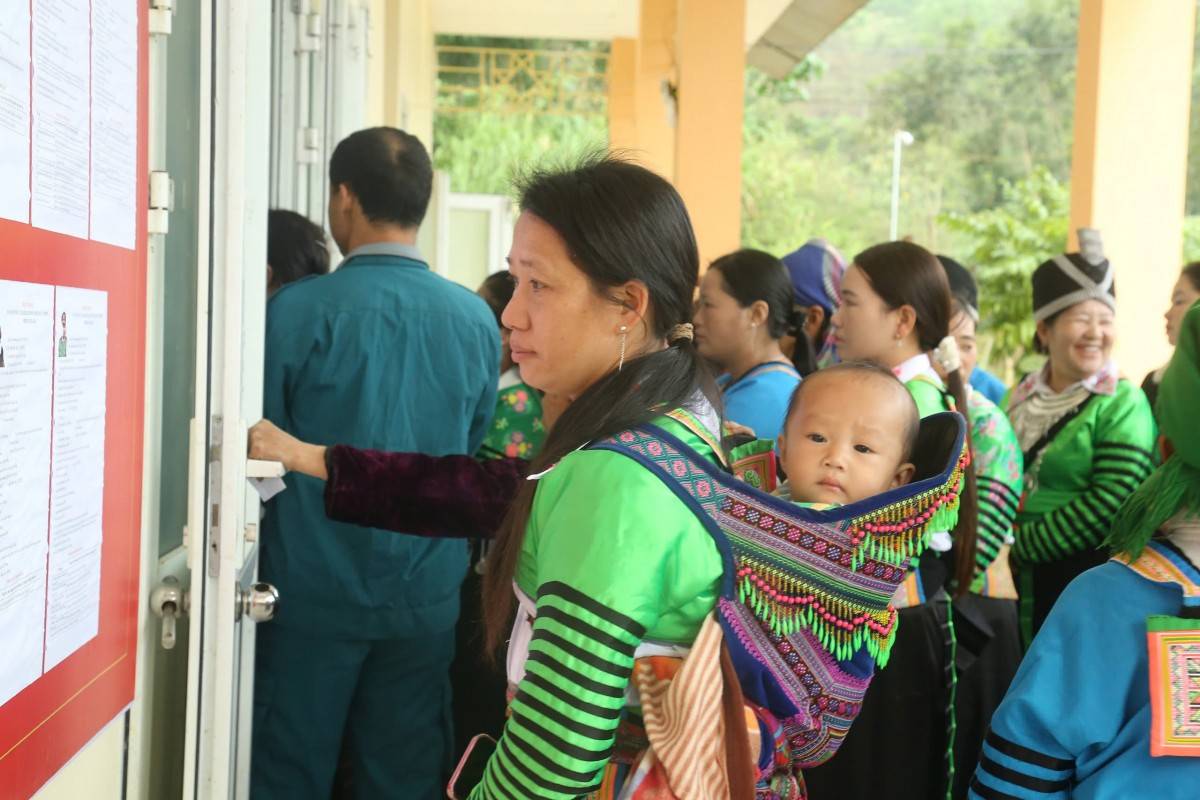 Địu con đến điểm bầu cử - hình ảnh đẹp ở vùng cao xứ Thanh