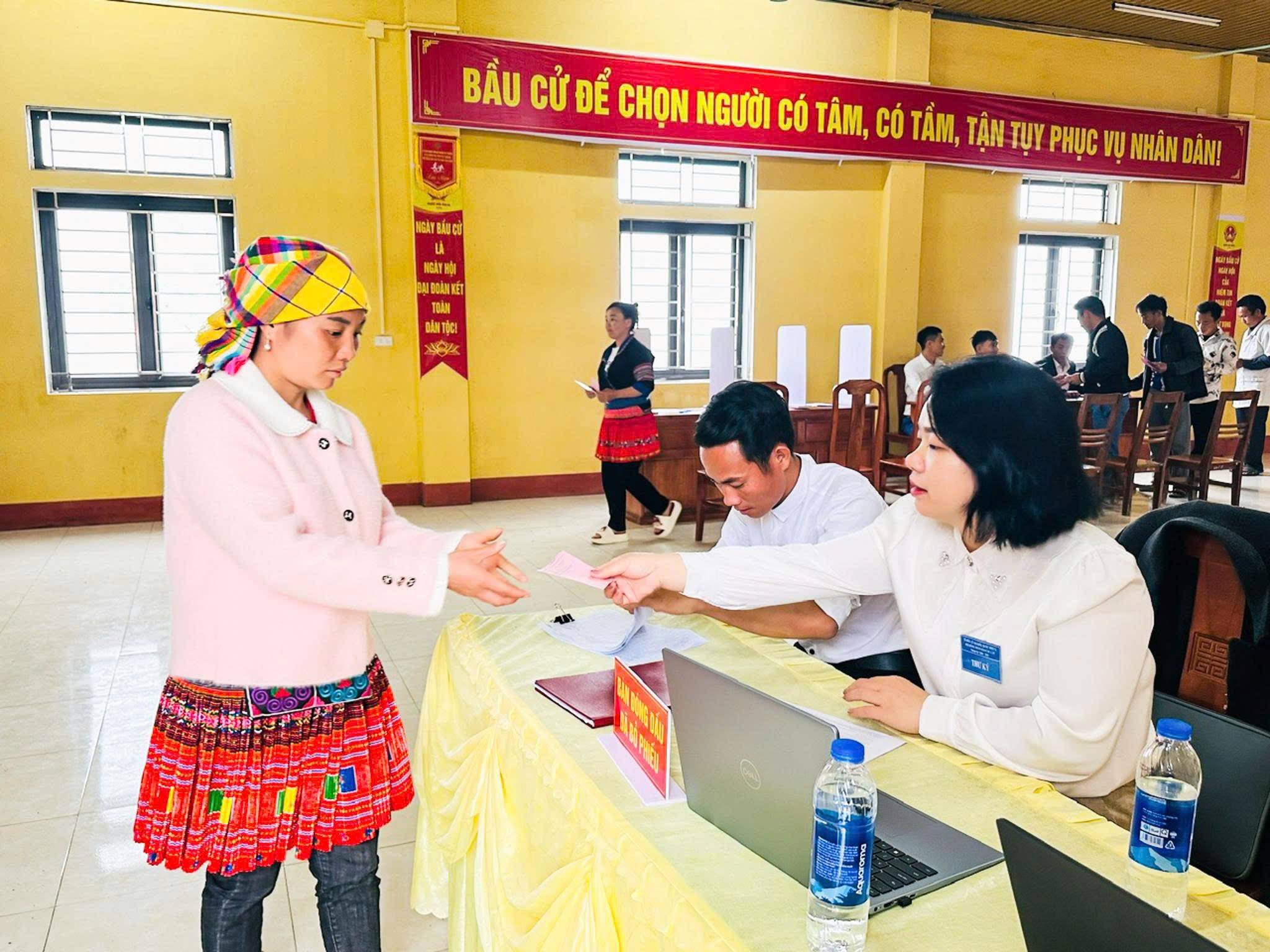 Cử tri thôn Khe Táu, xã Phong Dụ Thượng, tỉnh Lào Cai hoàn thành bầu cử