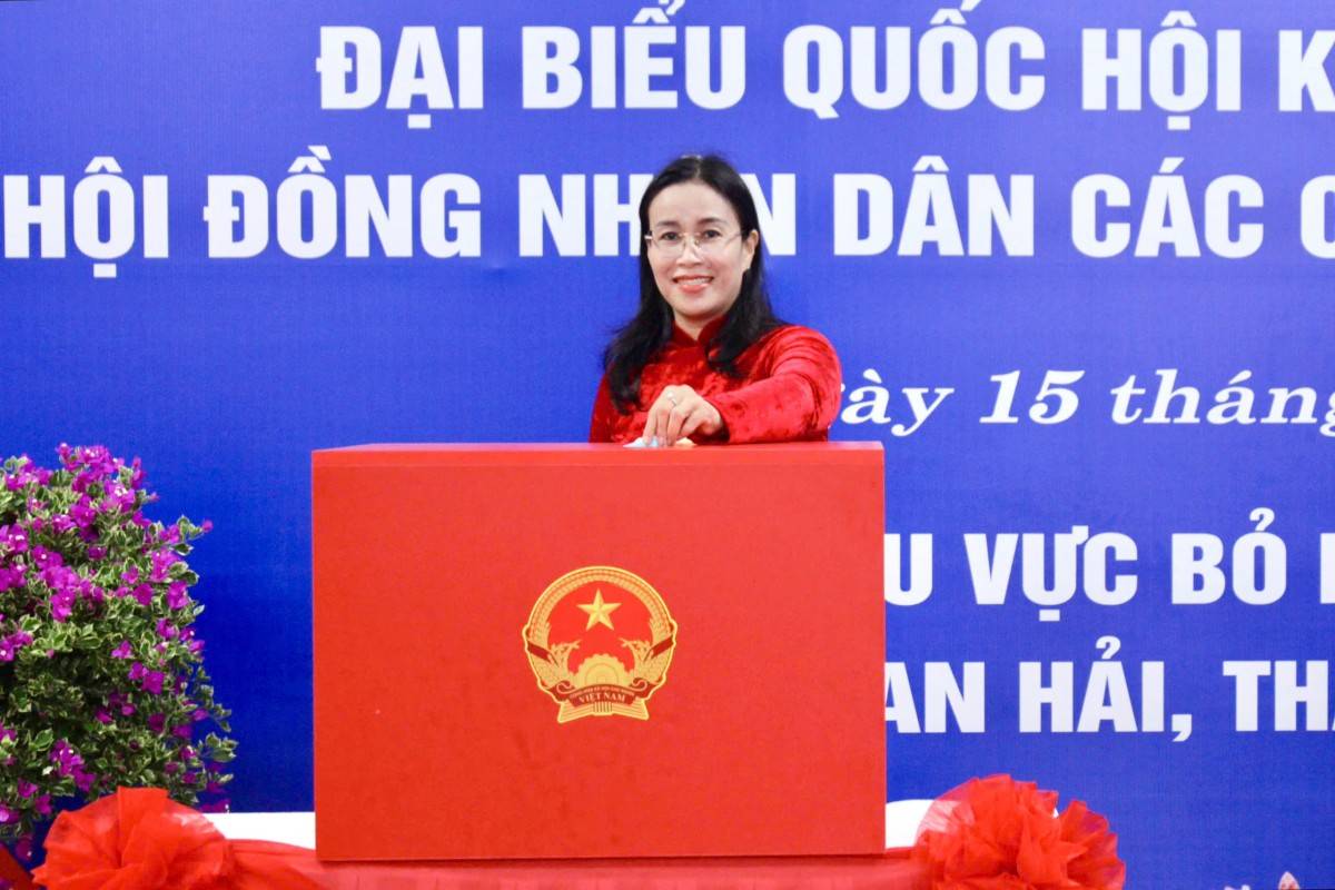 Phó Chủ tịch UBND thành phố Nguyễn Thị Anh Thi bỏ phiếu tại khu vực bỏ phiếu số 22