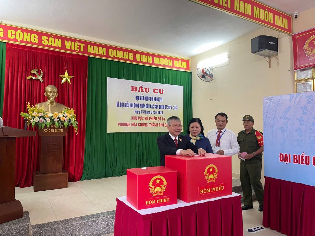 Chủ tịch HĐND thành phố Nguyễn Đức Dũng tham gia bỏ phiếu tại khu vực bỏ phiếu số 14, phường Hoà Cường