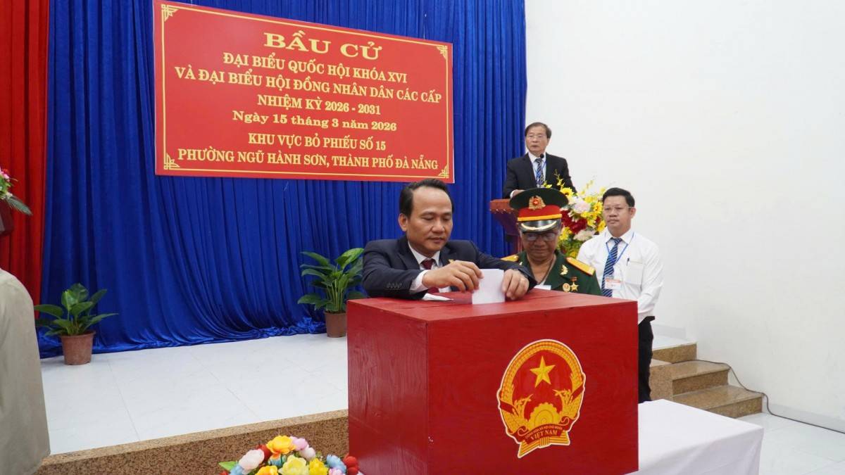 Phó Bí thư Thường trực Thành ủy Nguyễn Đình Vĩnh tiến hành bỏ phiếu