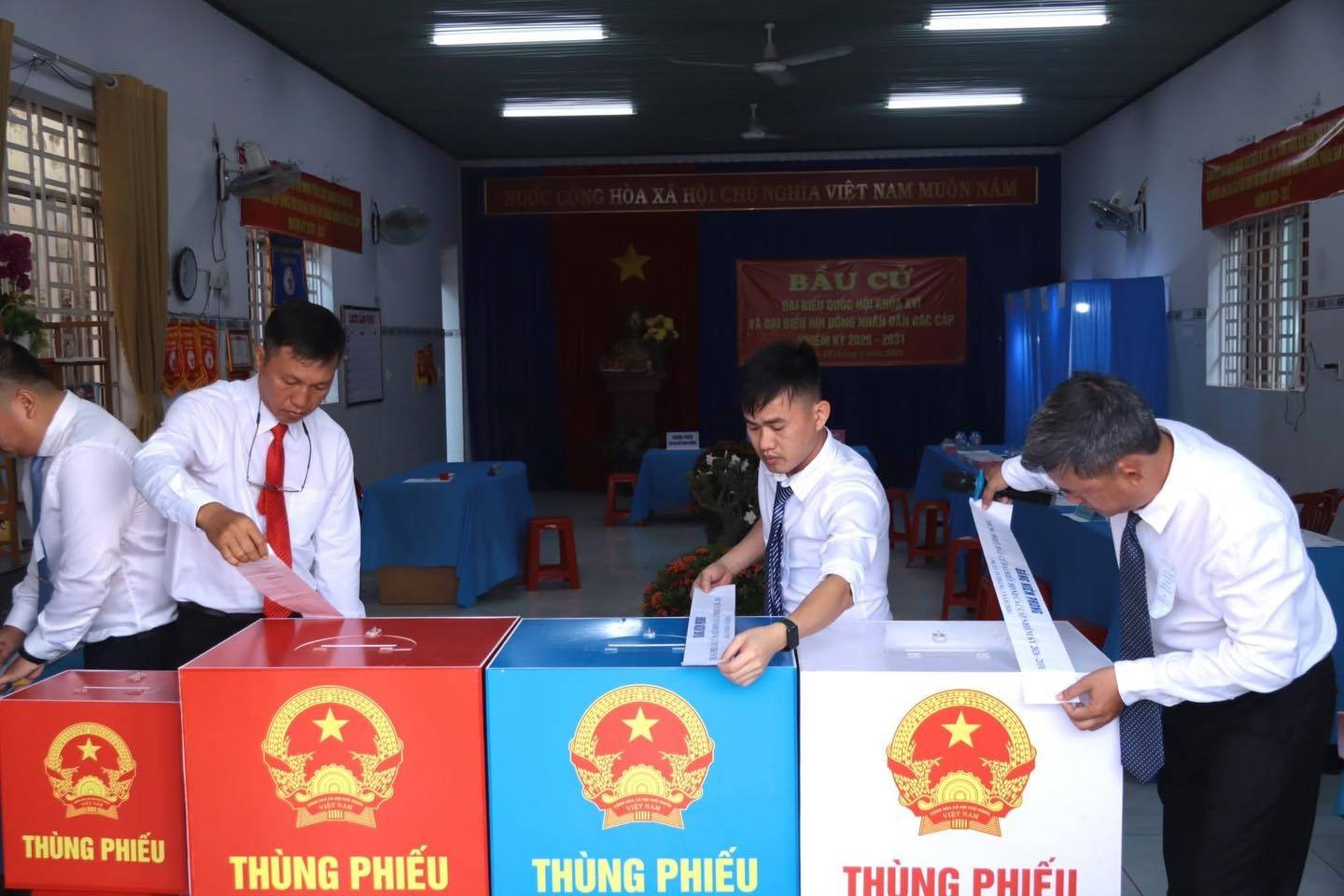 Cử tri phường Lái Thiêu phấn khởi tham gia “Ngày hội non sông”