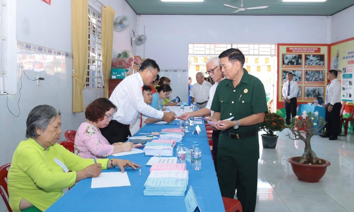 Cử tri phường Lái Thiêu phấn khởi tham gia “Ngày hội non sông”