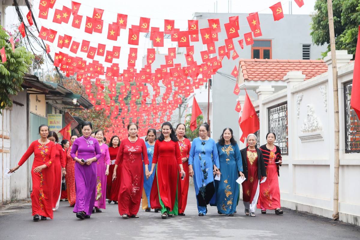 ử tri phố Trung Thành, Ninh Khánh (phường Hoa Lư) nô nức tiến về điểm bầu cử từ sớm