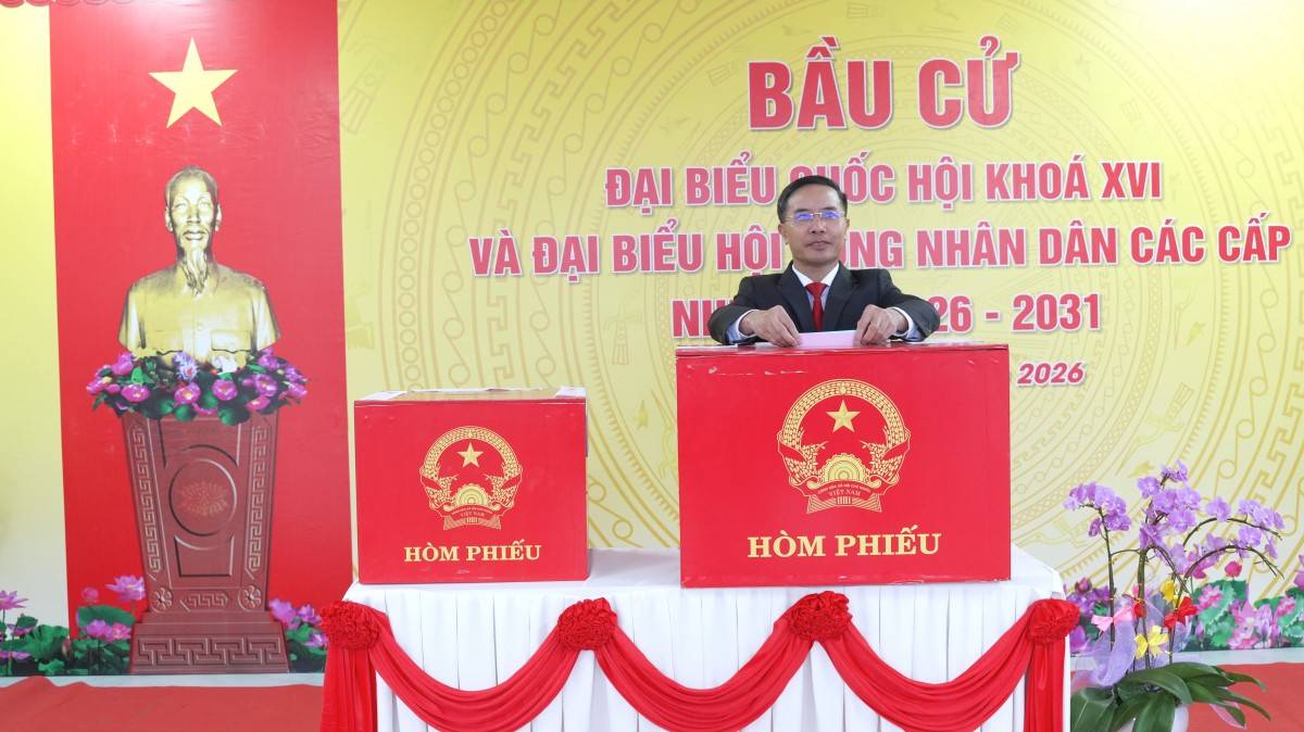 Chủ tịch UBND thành phố Phạm Đức Ấn thực hiện bỏ phiếu