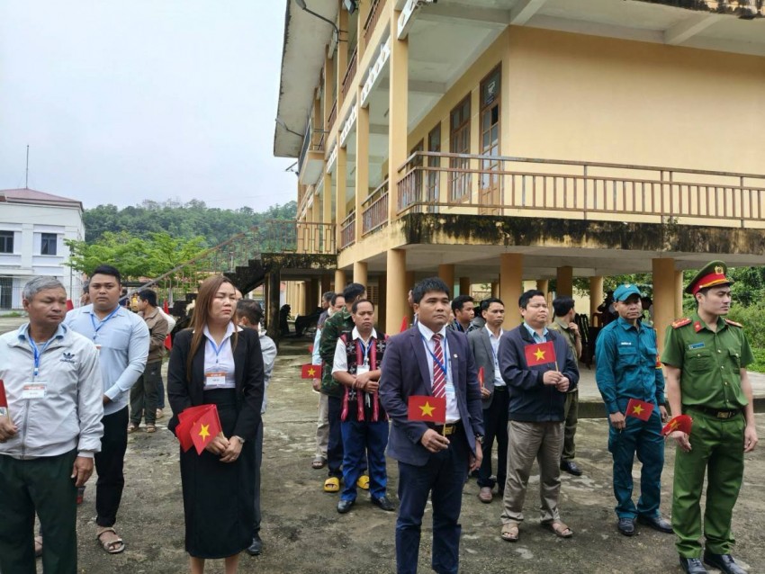 Cử tri hăng hái, phấn khởi đi bầu tại 15 khu vực bỏ phiếu trên địa bàn xã