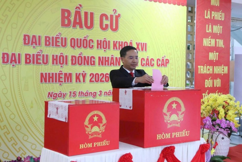 Phó Bí thư Thành ủy, Chủ tịch UBND thành phố Phạm Đức Ấn đến dự và thực hiện nghĩa vụ công dân bỏ phiếu 