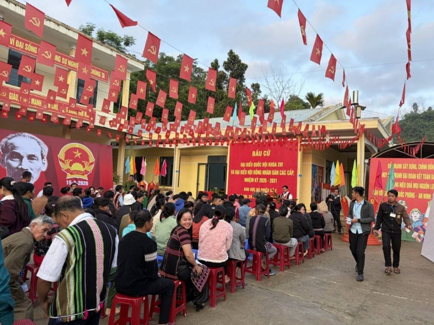 Tương tự, tại xã xã La Êê Sáng nay khai mạc 6 đơn vị bầu cử