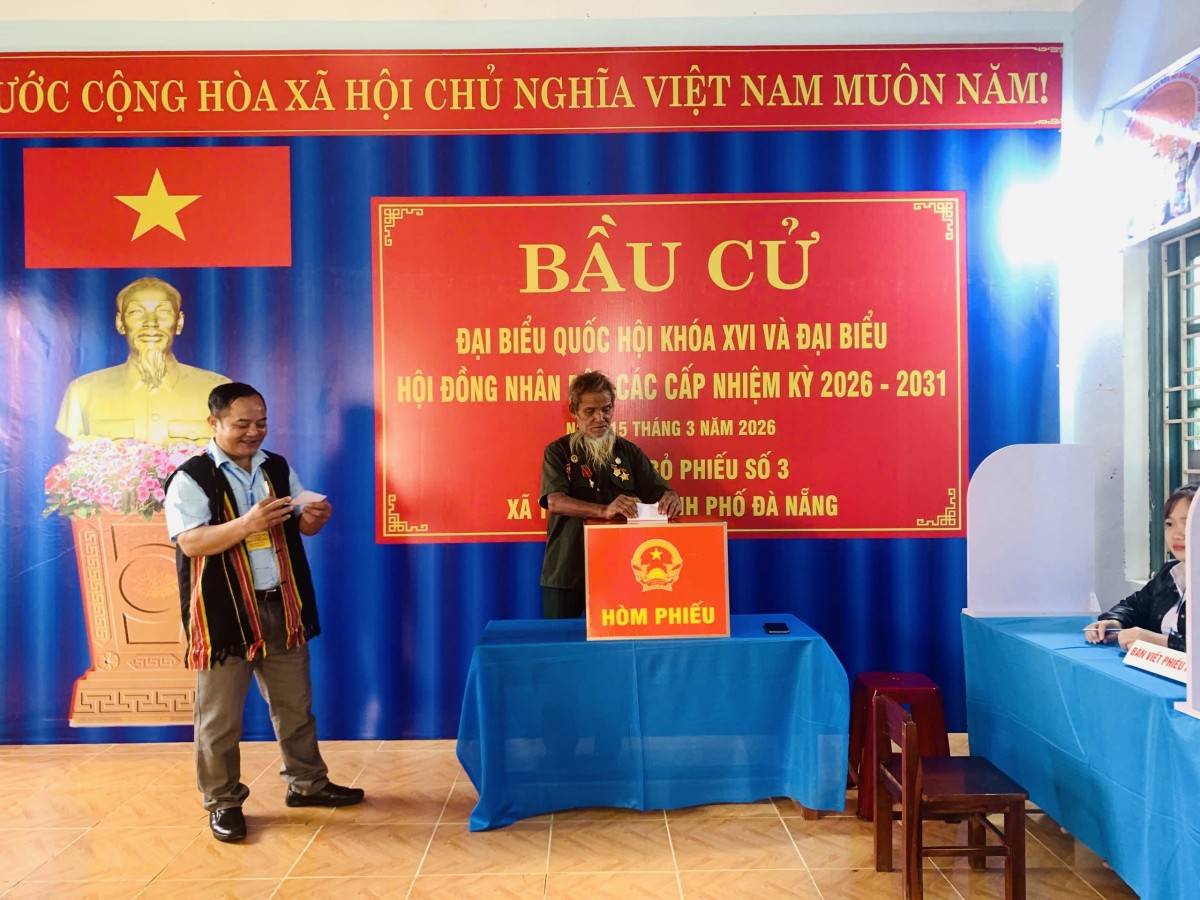 Cử tri xã Trà Đốc tham gia bầu chọn người tài đức.