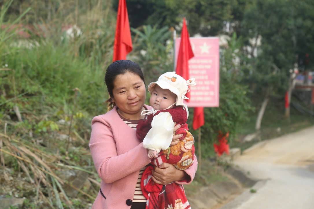 Địu con đến điểm bầu cử - hình ảnh đẹp ở vùng cao xứ Thanh