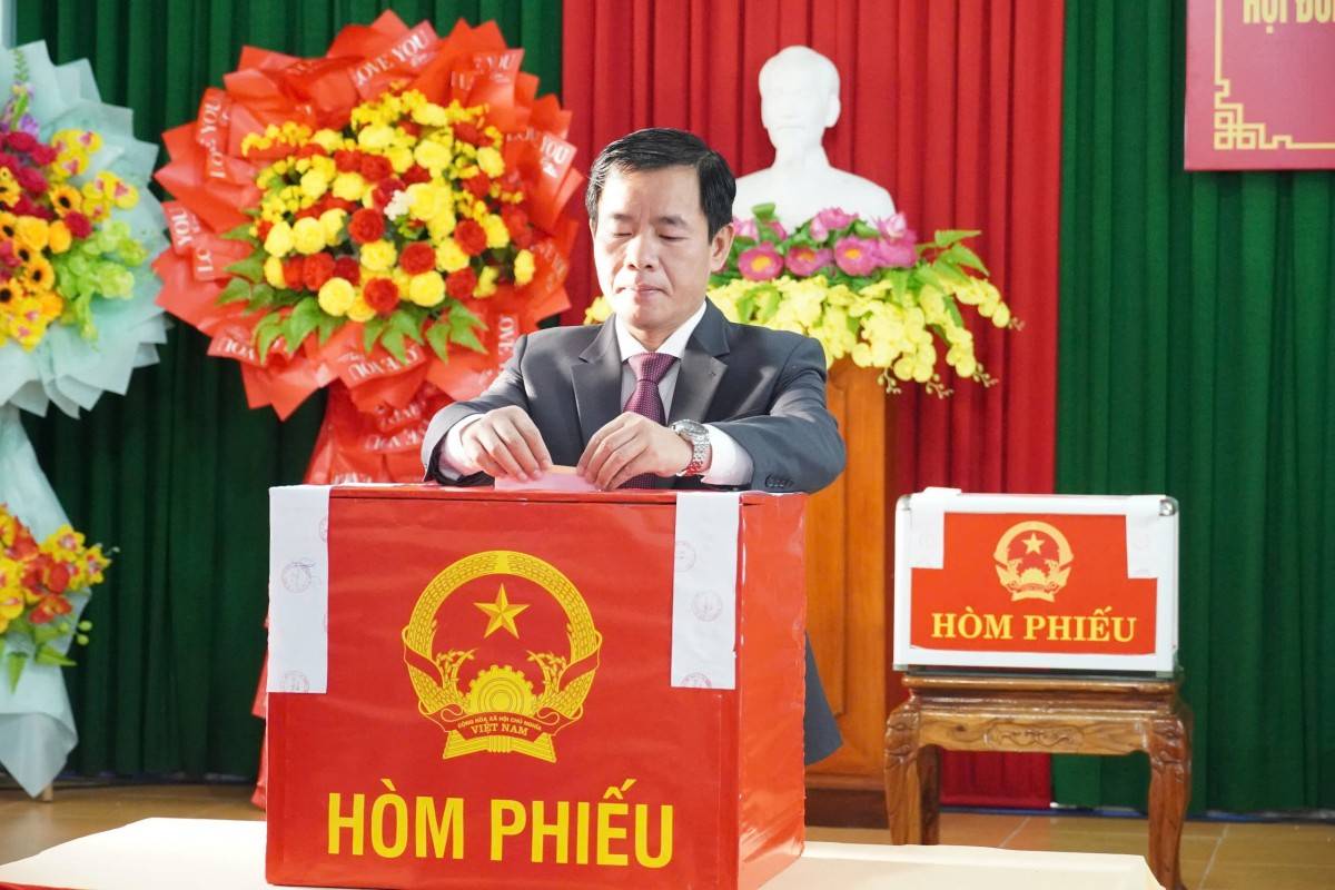 Bí thư Tỉnh ủy Nguyễn Văn Phương thực hiện quyền bầu cử tại khu vực bỏ phiếu số 15, Tổ dân phố 1
