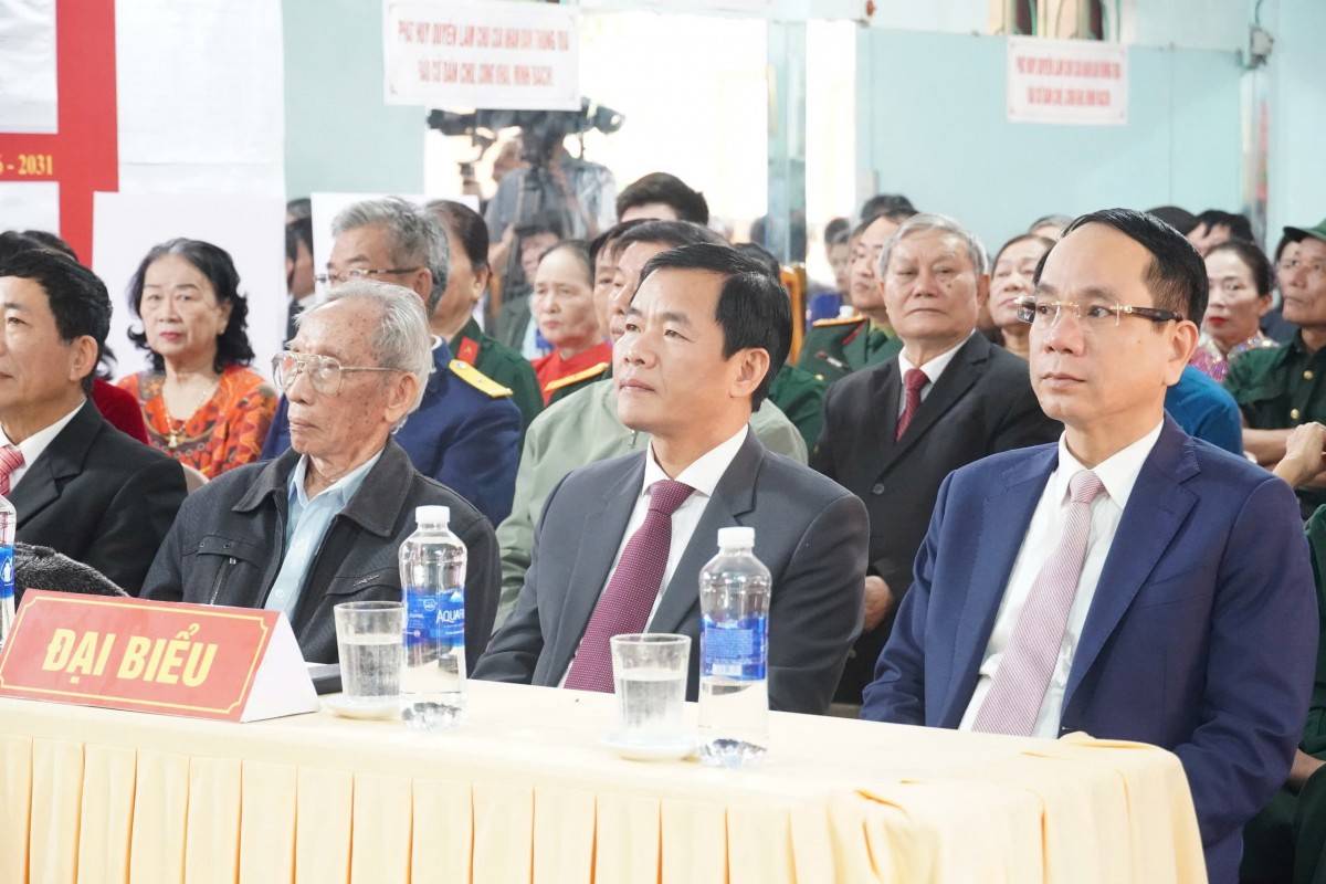 Bí thư Tỉnh ủy Quảng Trị Nguyễn Văn Phương cùng các đại biểu, cử tri dự lễ khai mạc bầu cử tại khu vực bỏ phiếu số 15