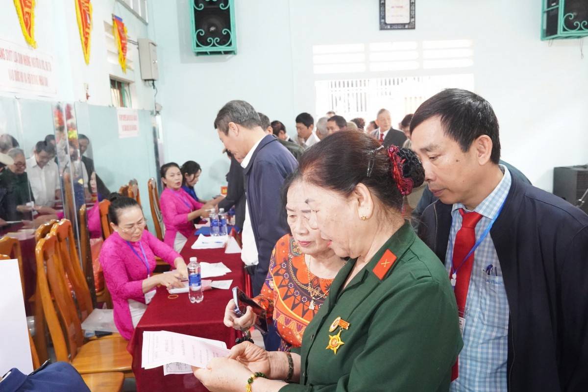 Người dân phường Đồng Hới kiểm tra lại thông tin trước khi bỏ phiếu