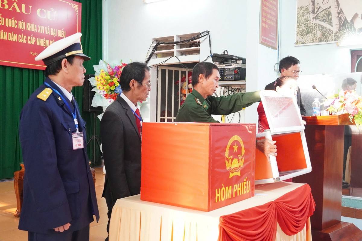 Tổ bầu cử tiến hành kiểm tra và niêm phong hòm phiếu