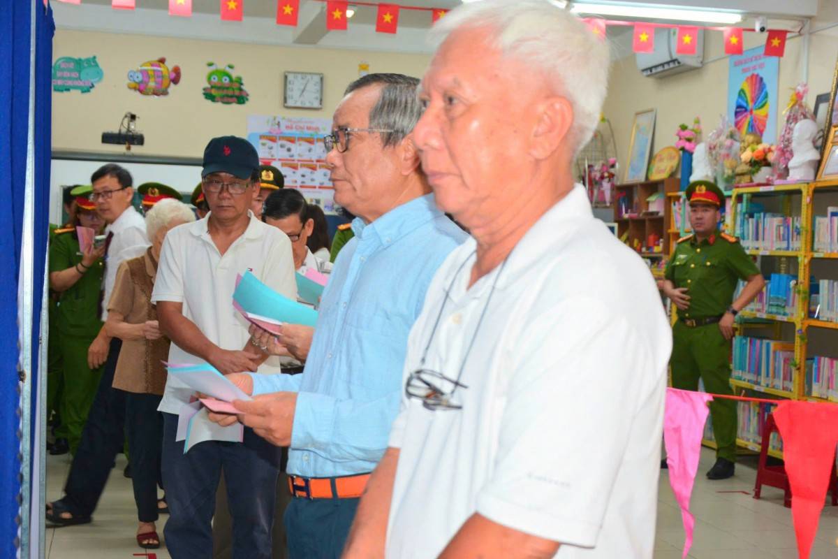 Hơn 9,7 triệu cử tri TP.Hồ Chí Minh nô nức đi bầu cử, thế hệ trẻ lần đầu cầm lá phiếu