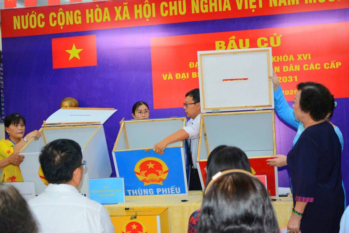 Các thùng phiếu được kiểm tra đúng quy định trước khi bỏ phiếu