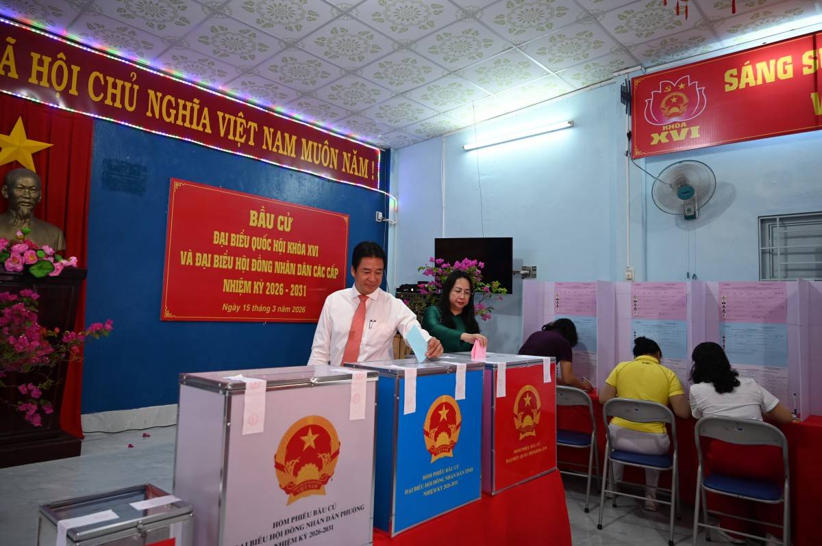 Phó Chủ tịch Thường trực UBND tỉnh Khánh Hòa Nguyễn Long Biên thực hiện quyền cử tri tại Phường Bảo An