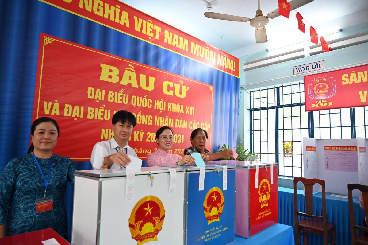 Phó Chủ tịch Thường trực UBND tỉnh Khánh Hòa Nguyễn Long Biên thực hiện quyền cử tri tại Phường Bảo An