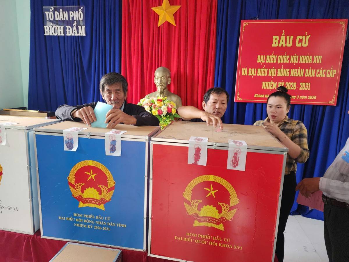 Phó Chủ tịch Thường trực UBND tỉnh Khánh Hòa Nguyễn Long Biên thực hiện quyền cử tri tại Phường Bảo An