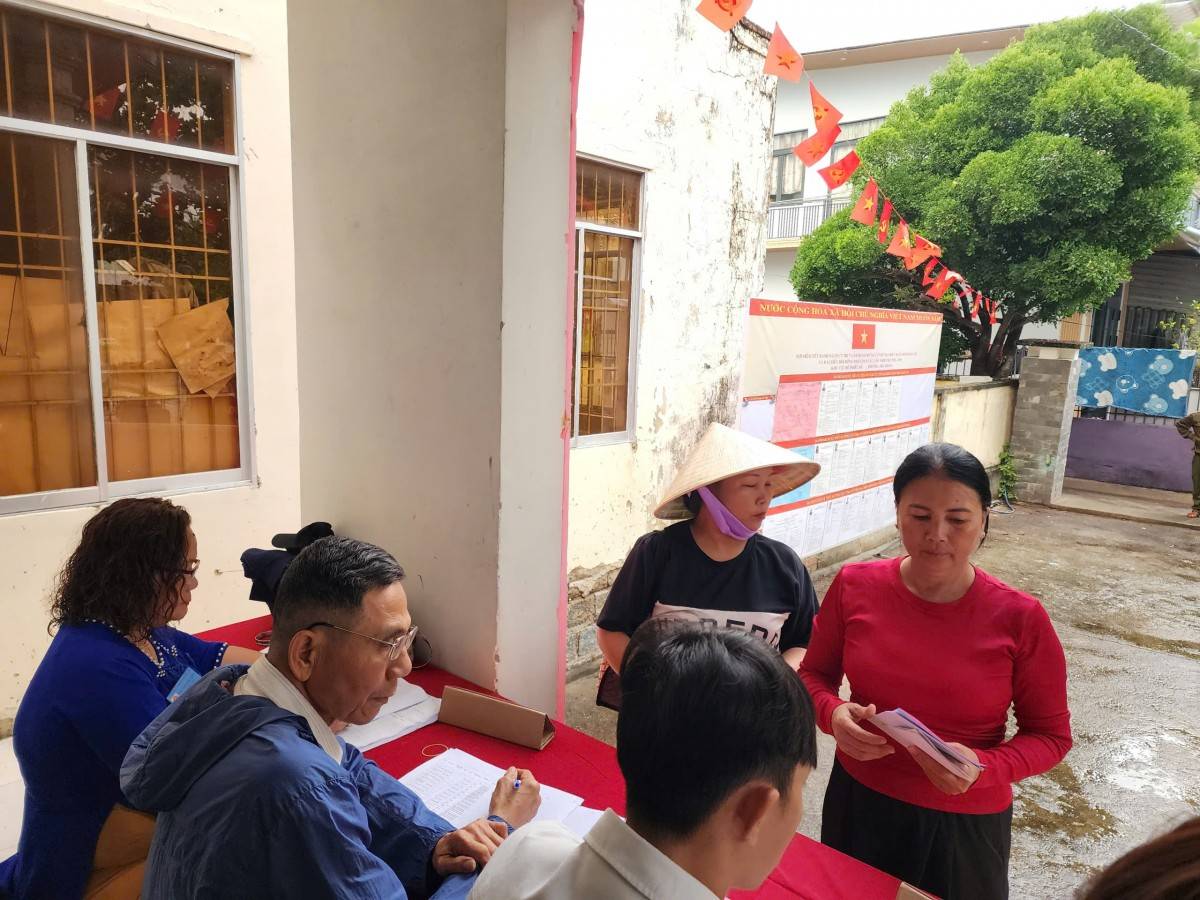 Phó Chủ tịch Thường trực UBND tỉnh Khánh Hòa Nguyễn Long Biên thực hiện quyền cử tri tại Phường Bảo An