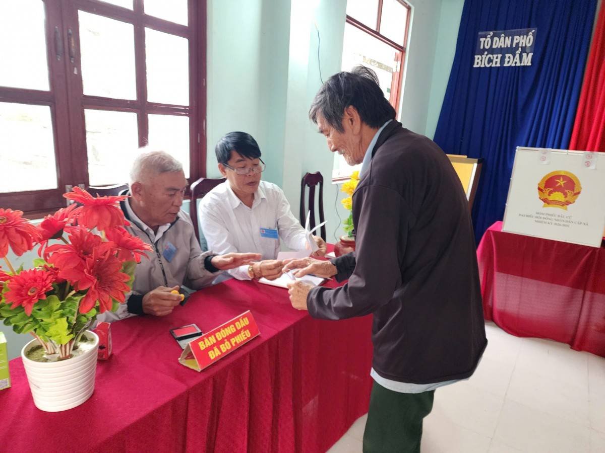 Phó Chủ tịch Thường trực UBND tỉnh Khánh Hòa Nguyễn Long Biên thực hiện quyền cử tri tại Phường Bảo An