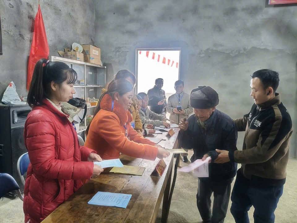 ử chi Tẩn Seo Sáng, 100 tuổi, thôn Chu Liền Chải xã Si Ma Cai tham gia bầu cử