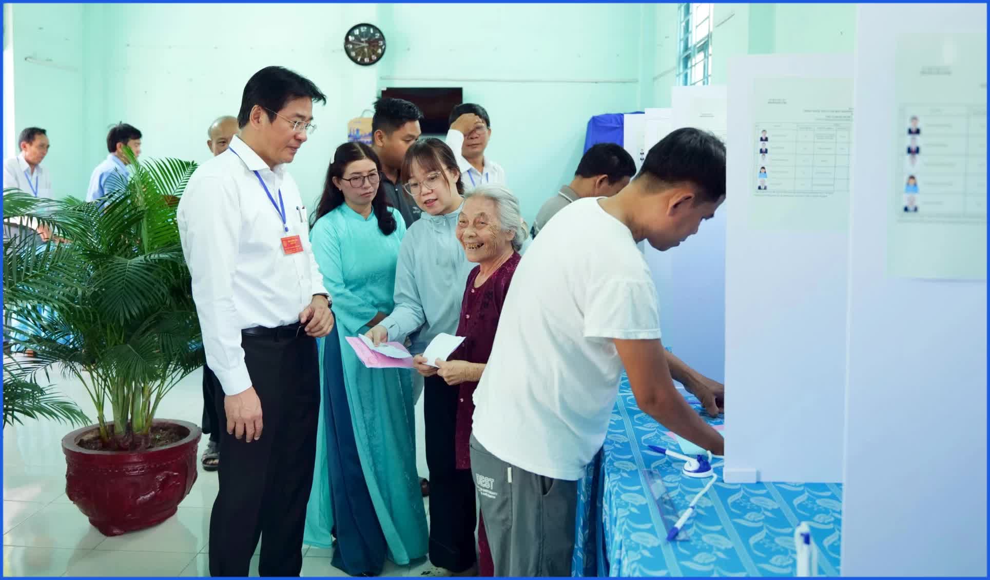 Ông Nguyễn Long Biên Phó Chủ tịch Thường trực UBND tỉnh Khánh Hòa đã đến dự lễ khai mạc và bỏ phiếu bầu cử đại biểu Quốc hội khóa XVI và đại biểu HĐND các cấp nhiệm kỳ 2026 - 2031 tại Khu vực bỏ phiếu Phường Bảo An.