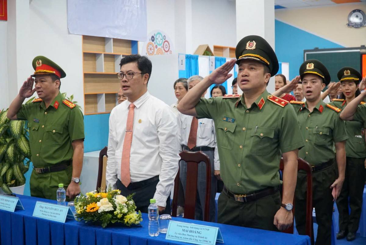 Giám đốc Công An TP.Hồ Chí Minh Trung tướng Mai Hoàng cùng lực lượng vũ trang bỏ phiếu tại khu vực bỏ phiếu số 7, phường Cầu Ông Lãnh