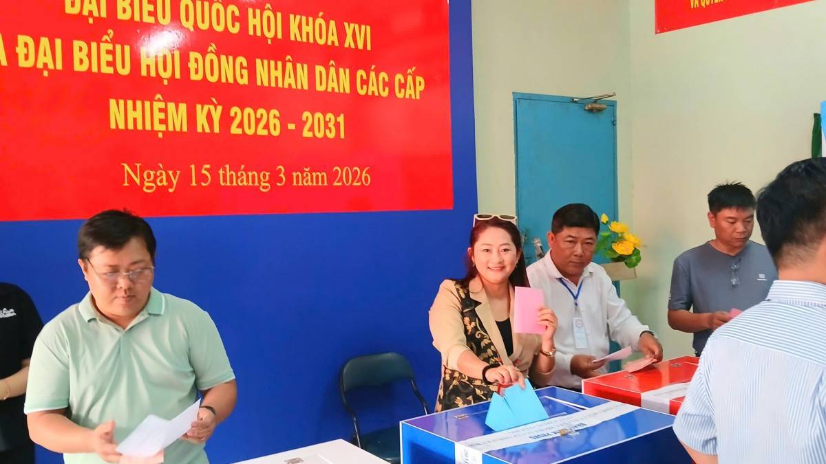 Hơn 9,7 triệu cử tri TP.Hồ Chí Minh nô nức đi bầu cử, thế hệ trẻ lần đầu cầm lá phiếu