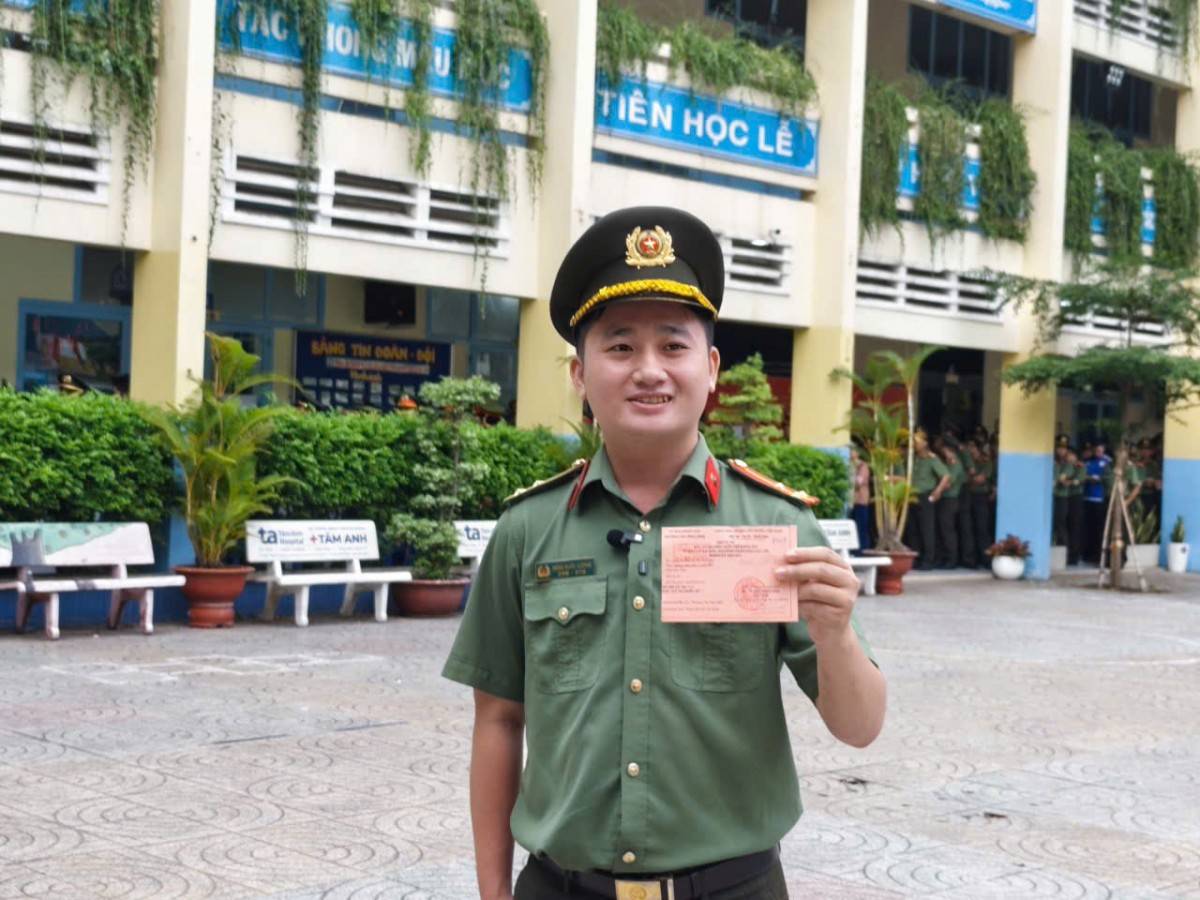 Giám đốc Công An TP.Hồ Chí Minh cùng lực lượng vũ trang bỏ phiếu tại khu vực bầu cử số 7, phường Cầu Ông Lãnh