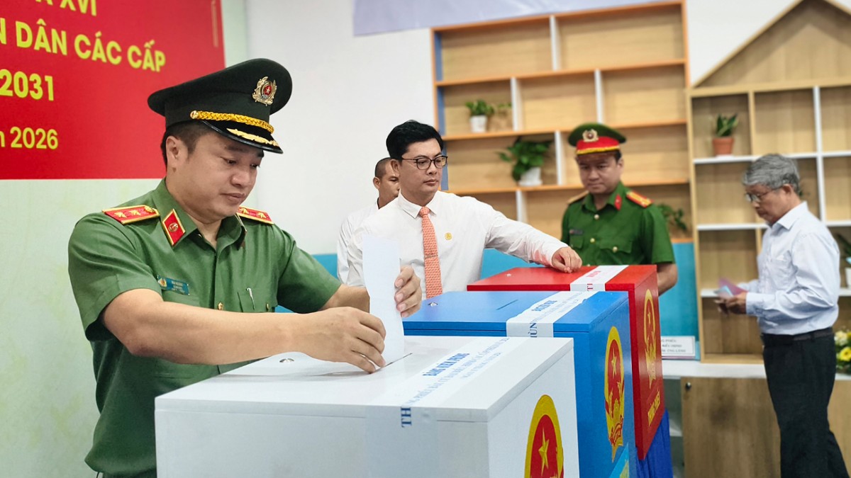 Giám đốc Công An TP.Hồ Chí Minh cùng lực lượng vũ trang bỏ phiếu tại khu vực bầu cử số 7, phường Cầu Ông Lãnh